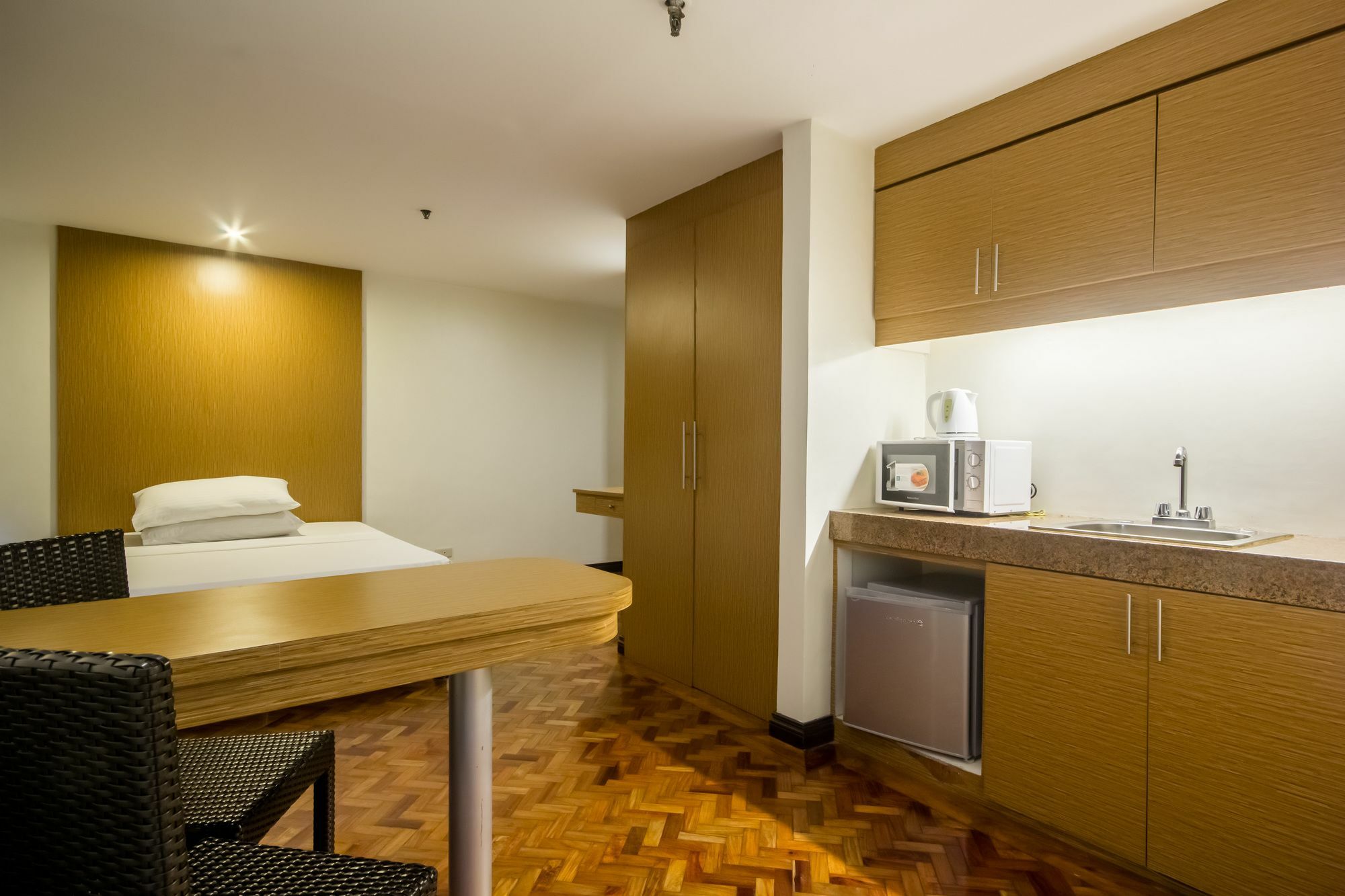 Salcedo Suites Makati City Exterior photo